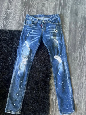 Dsquared2 Jeans one life one smile - Tjena säljer nu mina dsq2 jeans då dom var för små för mig, väldigt fina och bra skick. Passar dom som har S i storlek i byxor. 