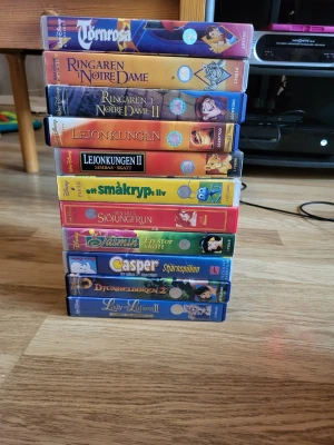 Children's movies vhs - Buy 4 movies, get 1 free || Please note that VHS tapes naturally degrade overtime even with proper care, therefore I cannot guarantee the condition of the tape's quality. Vhs 15sek: Törnrosa Ringaren I notre dame  Ringaren I notre dame 2 Lejonkungen Lejonkungen 2 Ett Småkryps liv  Den lilla sjöjungfrun  Jasmin Casper Djungelboken 2 Lady och lufsen 2 || check my shop for more movies