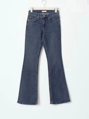 Mörkblå bootcut jeans - Snygga mörkblå bootcut jeans med klassisk femficksdesign och hög midja. Jeansen har en lätt utsvängd passform nertill och är tillverkade i denim med en liten stretch för extra komfort. Perfekta för en avslappnad och trendig look.