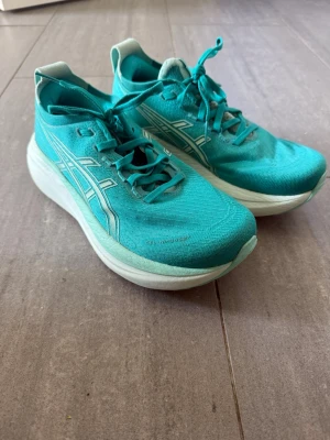 Asics löparskor - Säljer mina Asics Gel-Nimbus 27🏃‍♀️‍➡️Det är en superbra allround löparsko som passar de flesta typer av löpning! De är supersköna och känns som att springa på moln☁️Jag har endast använt de en gång, 3 km, så de är som nya! Jag har vanligtvis strl 38/39 på skor☺️ Nypris ca 1500 kr
