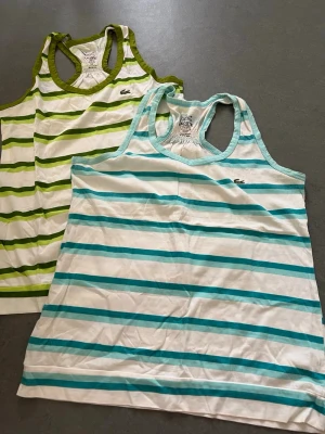 Lacoste - Lacoste linnen💚💙vet inte storleken men skulle säg S x2