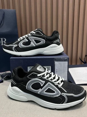 Svarta Dir sneakers med vita detaljer - Snygga svarta sneakers från Dir med vita och grå detaljer samt stora CD-loggor på sidorna. Skorna har en chunky vit sula, vita skosnören och är tillverkade i en mix av mesh och läder. Perfekta för dig som vill ha en exklusiv och trendig look.