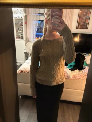 Beige stickad tröja Polo Ralph Lauren - Snygg beige kabelstickad tröja från Polo Ralph Lauren. 