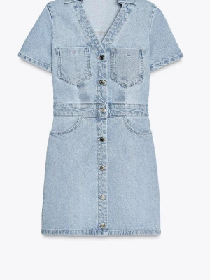 Ljusblå jeansklänning med knappar - Snygg ljusblå jeansklänning med kort ärm, v-ringning och knappar framtill. Två bröstfickor och markerad midja ger en cool och avslappnad look. Perfekt till sneakers eller boots för en trendig outfit., (använd få tal gånger)