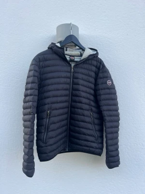 Dunjacka Colmar! (Vår o Höst!) - || Svart Dunjacka Från Colmar || Storlek: 48 || Mycket Snygg || Färg: Svart || Inga Defekter || Skick: 8,5/10 || Nypris: Ca 3300kr || Mitt pris: 1179kr || Pris: Diskuterbart || Skriv Vid Minsta Intresse Eller Fråga! || Bättre Pris Desto Fler Du Köper! ||