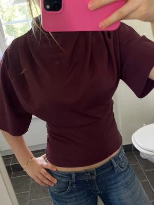 mörkröd topp - superfin och populär topp ifrån Gina Tricot! Tröjan är iprincip oanvänd och därför i jättefint skick 🌟💖 (säljer även jeansen på annonsen, kika i min profil)