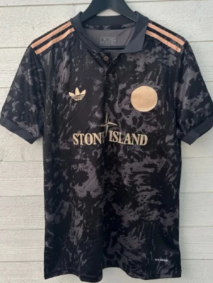 Ajax Fotbollströja - Säljer en Ajax fotbollströja som är helt ny med prislapp!