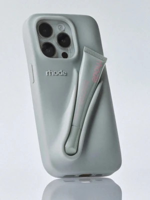 Rhode skal - såå snyggt skal för iPhone 13 från Rhode. läppglans ingår ej❣️kartong ingår!! nypris ca 600🩷