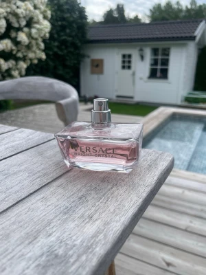 Versace Bright Crystal parfym - Versace Bright Crystal parfym. Väldigt lite använd, se blid. Locket är tyvärr borttappat. 
