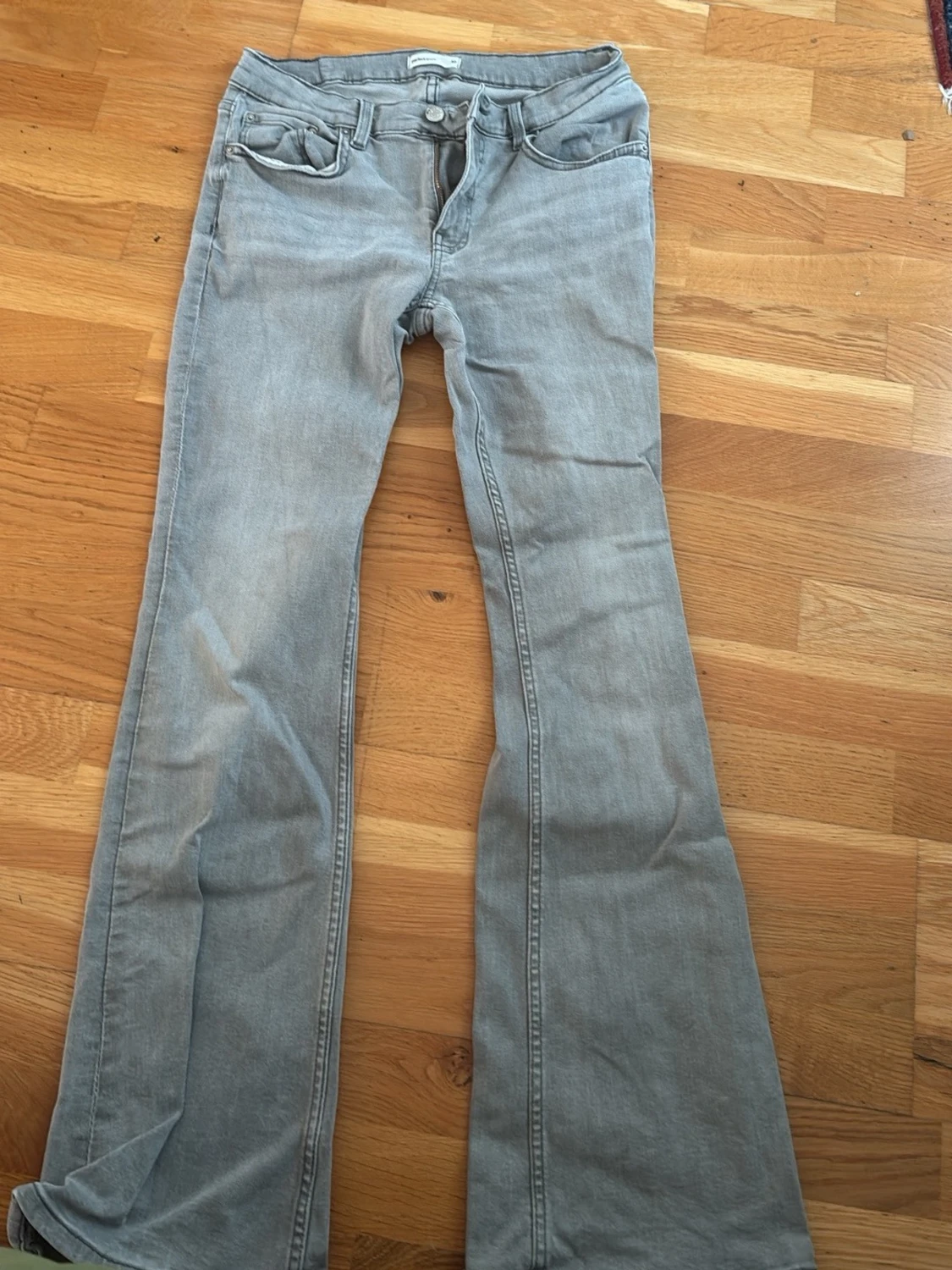 Ljusgrå bootcut jeans