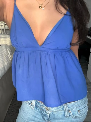 Blå volang topp  - säljer denna blåa topp fårn Bik Bok storlek XS🌸