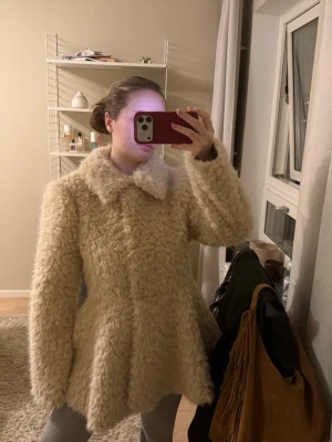 Beige teddyjacka med krage - Slutsålda jackan från nakd i strl 36, helt ny fick hem igår! 