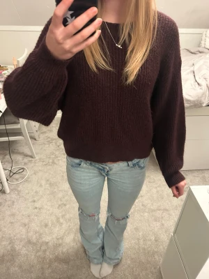 Vinröd stickad tröja - Vinröd stickad tröja💕 Tveka inte att skriva om du är intresserad eller vill ha fler bilder. Pris kan diskuteras❤️