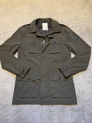 J.Lindeberg jacka - Säljer nu ytterligare en J.Lindeberg jacka i en riktigt snygg grön färg. Högt eftertraktad jacka nu till våren! Storlek S och i nyskick. Hör av er🙌