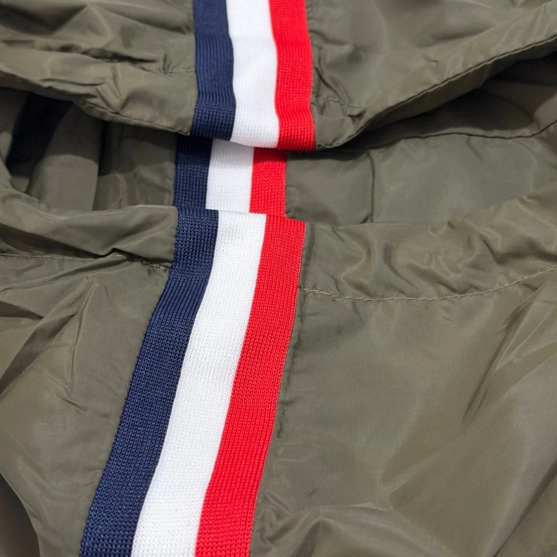 Olivgrön vindjacka från Moncler - 6