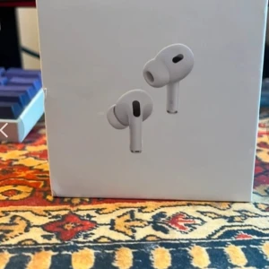 Apple AirPods Pro 2 (oöppnade) - AirPods Pro 2 (NYA, OÖPPNADE) Helt nya AirPods Pro 2 i originalförpackning. Aldrig öppnade, plomberingen är kvar. Perfekta som present eller till dig själv. Kan skickas eller mötas upp..