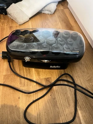 BaByliss värmespolar hårset - Säljer ett set med svarta värmespolar från BaByliss. Setet innehåller flera spolar i olika storlekar och tillhörande klämmor. Perfekt för volym och bouncy lockar! Man kan höja och sänka värmen hur man vill. Använd 2 gånger typ
