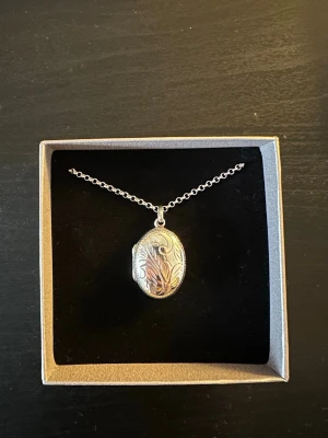 Berlockhalsband - Jättefint berlockhalsband från Guldfynd. Stämpel 925. Aldrig använt. 