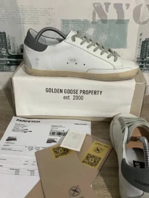 Golden Goose sneakers vit och grå  - Golden Goose sneakers i vitt med grå stjärna och bak inte andvända och i buy skick . Kvitto fins !