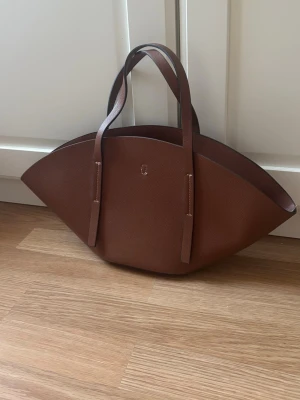 Gina tricot väska - Brun Gina tricot väska. Så vacker!! Lite mindre i storleken