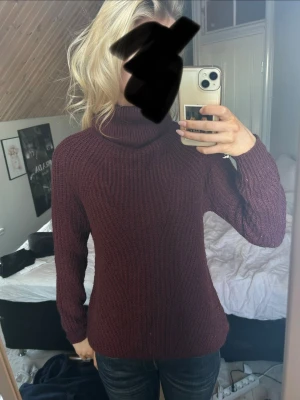 Vinröd polotröja i stickat material - Stickad tröja som aldrig används🥰