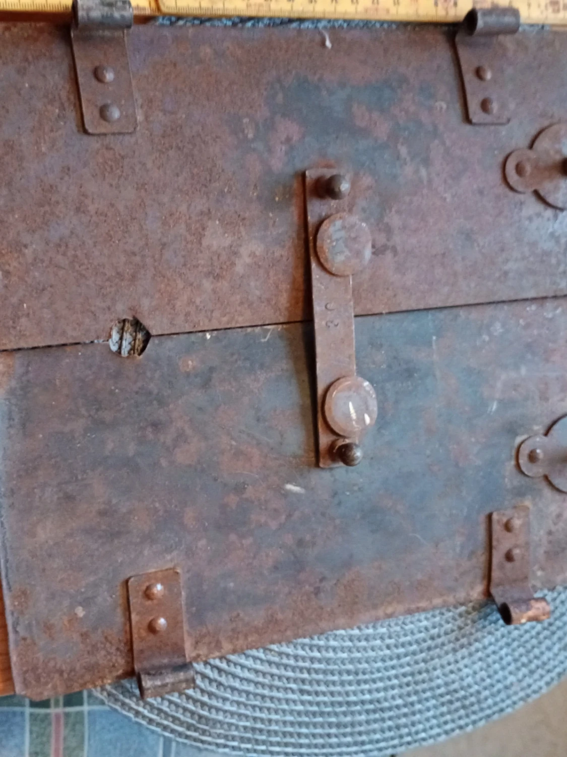 Gammal järnlucka med beslag inre Kakelugns lucka 