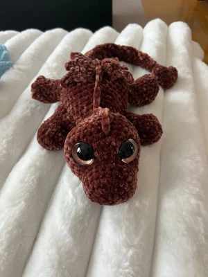 Brun virkad drake🤎🤎 - Denna söta drake letar efter sitt nya framtida hem🤎 Denna är virkad med kärlek, jag älskar att virka🤎 Den är virkad av mjukt garn från Rusta, hårda ögon som inte går att ta av. Den är cirka 55cm lång om man sträcker ut svansen🐉
