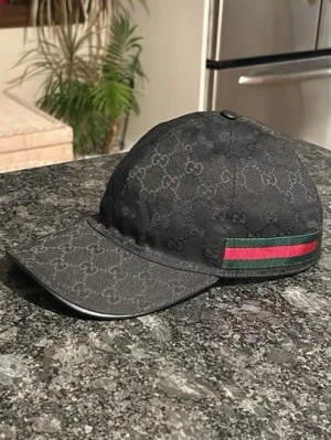 Svart Gucci keps med GG-mönster - Köpte för ett tag sedan men bara provat den hemma då jag inte tillfredställs något märkvärdigt av märkesgrejer, dustbag skickas med vid rätt pris. Tagg fås med dock bortklippt tyvärr.