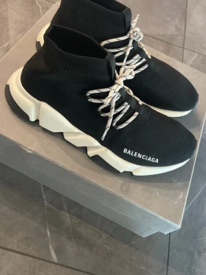 Balenciaga Speed Trainer sneakers svart/vit - Ett par balenciagas med snöre snörre, jag gjorde om dem och nu har dme inte snöret kvar så dem ser ut som ett par vanliga balenciagas 
