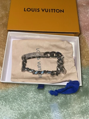 Armband stål  - Vikt 63g längd 21cm, fint skick fick som present men använde inte mer än 4 gånger. Box medföljer 