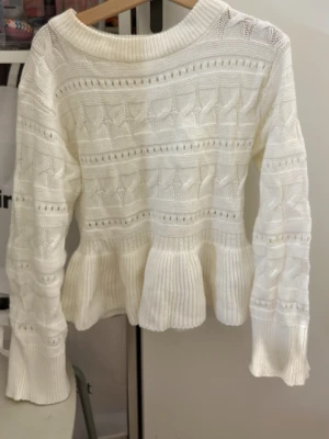 Vit stickad tröja från Gina Tricot - Supersöt vit stickad tröja från Gina Tricot. Har använts 1 gång❤️