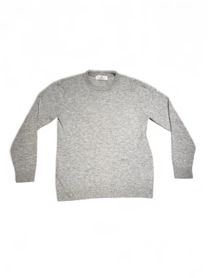 Kashmir tröja - Jag säljer min cashew tröja från H&M på grund av att den inte kommer till användning. Den är i mycket bra skick som ny, har inte avsänts någon gång.  Hör av er vid frågor priset kan diskuteras.😃 Nypris 800 mitt pris 370🌟