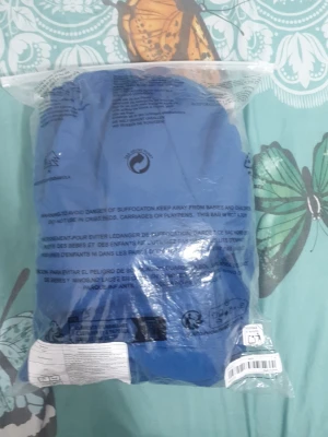 Blå mjukisbyxor med tryck - Säljer ett par blå mjukisbyxor med texten 'BOYS GOOD MOOD' tryckt i vitt på ena benet. Byxorna har resår i midjan och vid bensluten samt en vit dekorlinje längs benet. Perfekta för chill dagar och riktigt sköna att ha på sig.