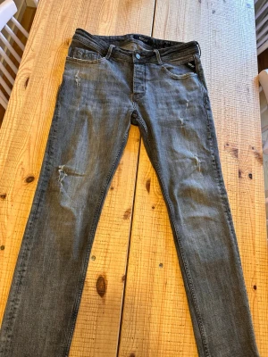 Replay jeans - Gråa replay jeans i storlek 34 34, vilket är lite för kort för mig som är 180 men passar ändå. Skriv vid minsta fundering😊