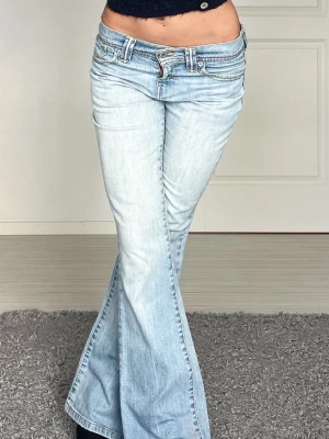 Levis - Midjemått: 38cm rakt över, innerbenslängd: 78cm 💗