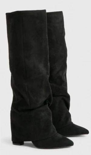 Höga boots  - Säljer dessa svarta höga boots från Booho. De är endast testade men aldrig använda och klacken cirka 8-10 cm