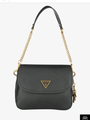 Svart axelväska från Guess med guldkedja. - Stilren svart axelväska från Guess i konstläder med guldfärgade kedjedetaljer och klassisk trekantslogga framtill. Väskan har lockstängning och en kompakt, rektangulär form som ger en trendig look. Perfekt accessoar för dig som gillar mode och detaljer.