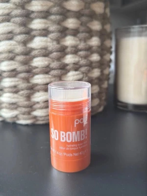 So Bomb! hydrating toner stick Pop Beauty - So Bomb! hydrating toner stick från Pop Beauty i en orange plastförpackning med genomskinligt lock. Tonern är i fast form och enkel att applicera direkt på huden. Innehåller återfuktande och probiotikarika ingredienser för att balansera och fräscha upp huden.