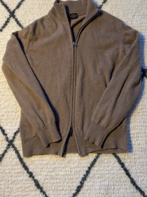 Rose & born tröja - Säljer denna stilrena fullzip i storlek s 90% merinoull och 10% Kashmir, inga defekter alls kom privat för fler frågor och funderingar