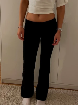 Svarta utsvängda leggings - Säljer ett par svarta leggings från Nelly som är bekväma och mjuka men ser ut som kostymbyxor. Basic men ser mer uppklätt ut. Får aldrig tillfälle att använda de, därmed säljer jag de nu. 🦋🩷