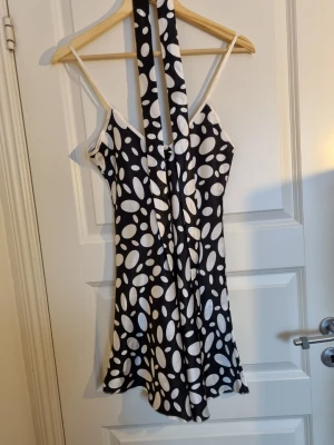 Polka dot klänning - Säljer denna fina prickiga klänning i strl xs. Se defekter på bifogade bilder🩷