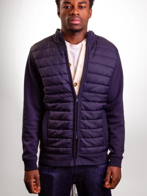 Mörkblå quiltad cardiganjacka  - Snygg mörkblå cardiganjacka med quiltad framsida och slät baksida. Jackan har dragkedja framtill, ståkrage och ribbade muddar. Perfekt för lager-på-lager och ger en sportig look. Materialet är en mix av vadderad polyester och mjuk bomull.