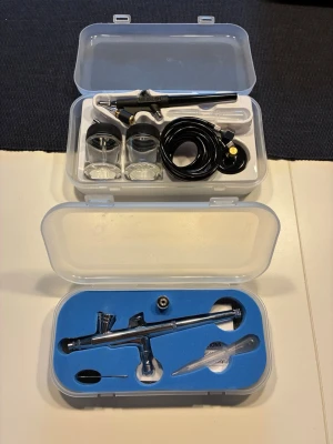 Två stycken airbrushes  - Två stycken simpla airbrushes som är perfekt för dig som vill prova på eller för dig som behöver en extra lite billigare airbrush.  Köpte ett set med en kompressor och dessa följde med. Använda max en gång. Säljes då jag inte har någon användning av dom.