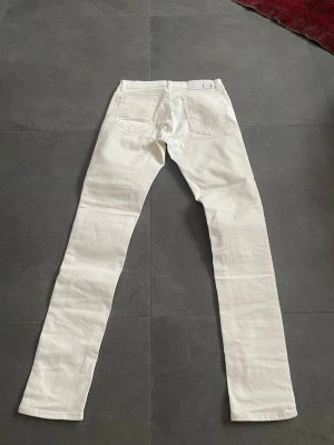 Vita slim jeans från tiger of Sweden  - Tjenare!!😃 säljer dessa riktigt feta vita tiger of Sweden jeans, jeansen har ett stretchigt och riktigt skönt material! Passar helt perfekt nu till vår och sommar! Och passar verkligen helt underbart till en t-shirt eller en schysst skjorta☺️ jeansen är helt nya bara att jag har tagit av pris lappen, W29 L32. Priset är inte hugget i sten så kom med prisförslag!!