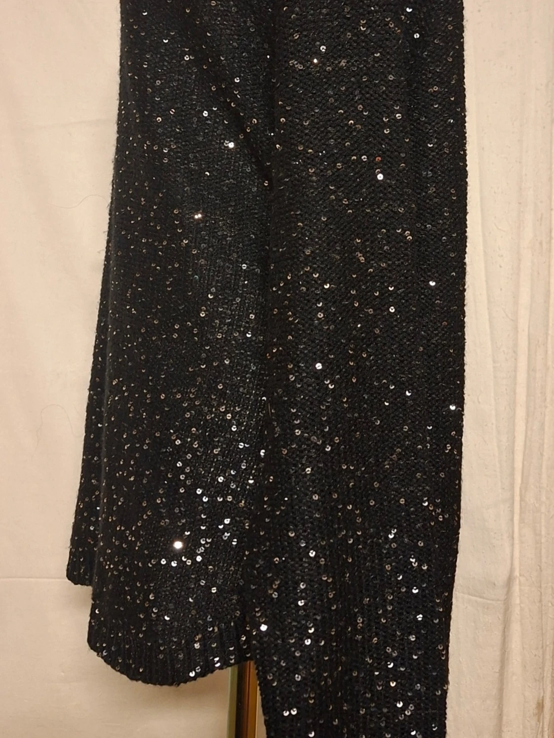 Svart stickad tröja med paljetter - 2