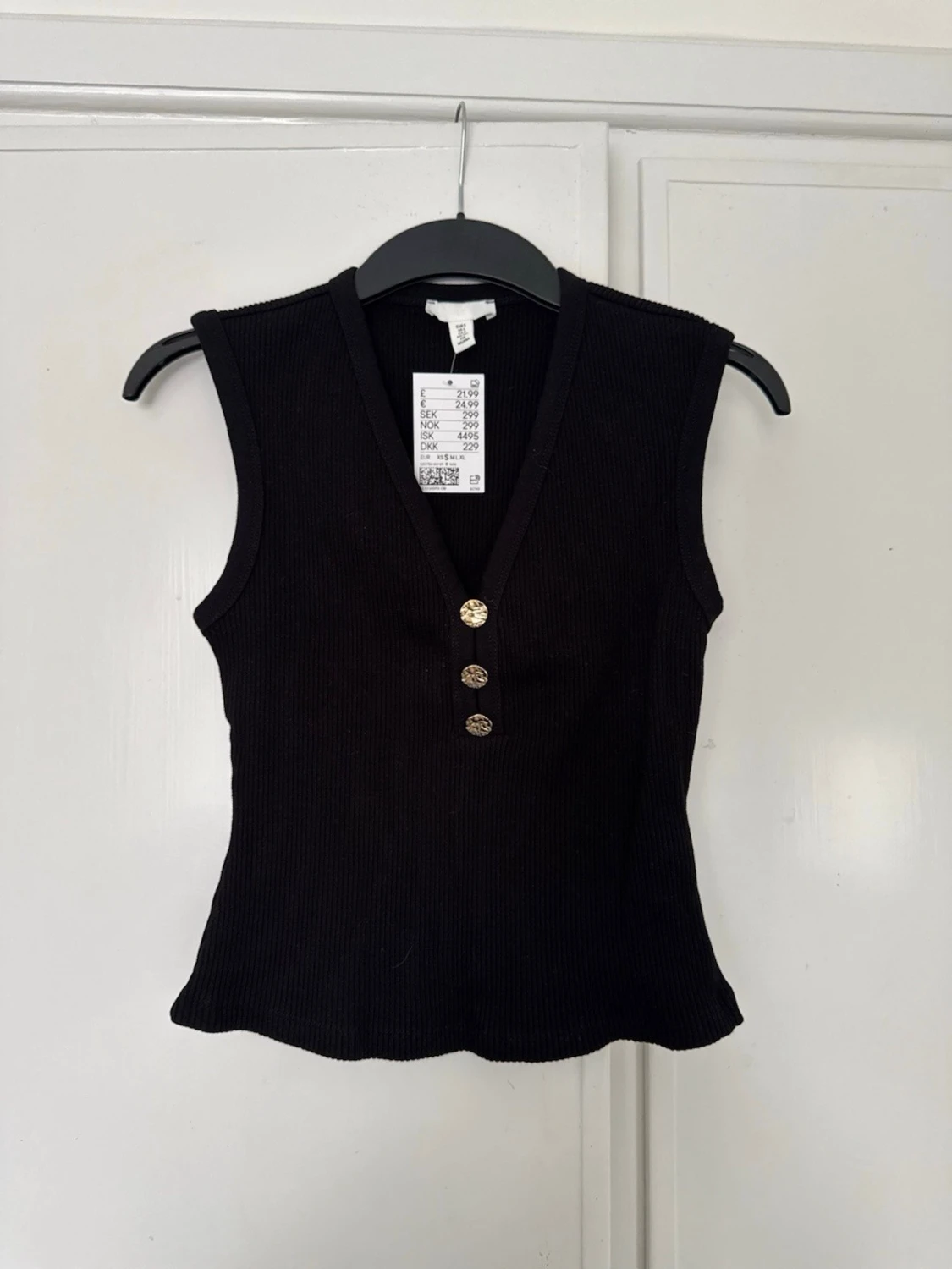 Svart ribbad ärmlös topp med knappar