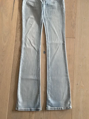 G Rise low-rise boot-flare Stl M - Innersöm: 91 cm. G Rise går generellt åt mindre hållet i storlekarna. Skadad längst ner på ena benet.