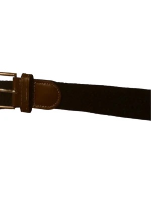 Brunt flätat bälte med skinn-detaljer - Snyggt brunt bälte med flätad design och detaljer i skinn. Bältet har ett klassiskt metallspänne och passar perfekt till jeans eller chinos. Stilren look som funkar till många outfits.