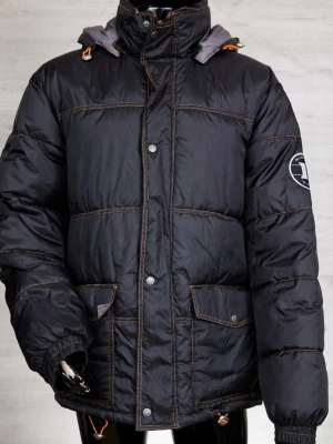 Svart pufferjacka med patch - Svart pufferjacka med orange detaljer och kontrastsömmar från blue wear. Jackan har hög krage, två stora fickor framtill och en patch på ärmen. Justerbar nederkant med dragsko och tryckknappar framtill. Perfekt för kalla vinterdagar. Och i storlek 2 XL .Helt ny kostar den 2227kr men jag säljer den för mycket billigare!!!