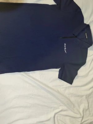 Karl Lagerfeld piké S/M GÅR ATT PRUTA  - Marinblå kl från Karl Lagerfeld med ribbad design med  har klassisk krage, half zip-dragkedja 